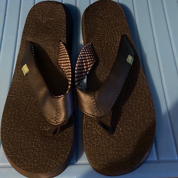 Sanuk Black Flip Flops Size 8 - Picture 1 of 3